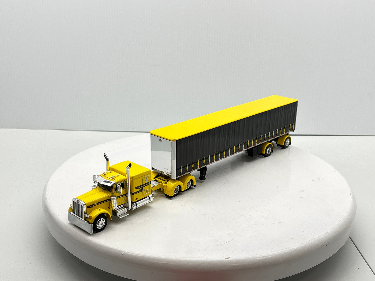 1/64 Peterbilt 63'' Flat Top (Yellow)