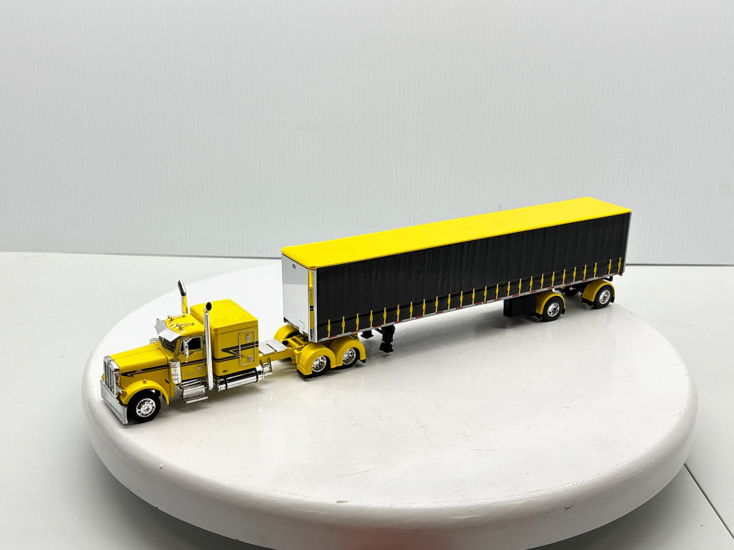 1/64 Peterbilt 63'' Flat Top (Yellow)