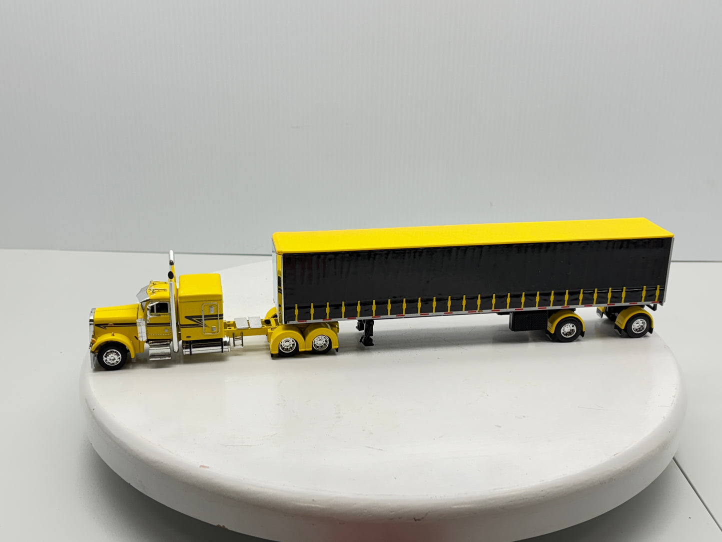 1/64 Peterbilt 63'' Flat Top (Yellow)