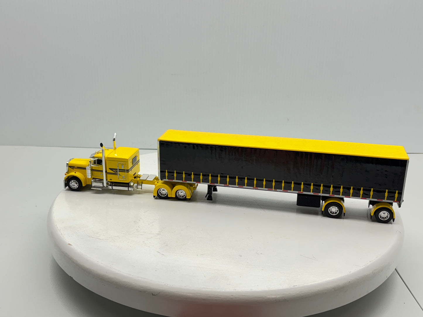 1/64 Peterbilt 63'' Flat Top (Yellow)