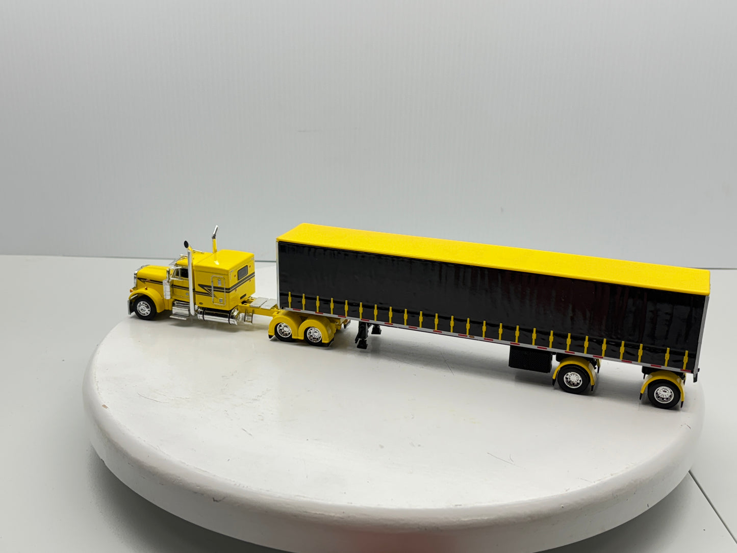 1/64 Peterbilt 63'' Flat Top (Yellow)