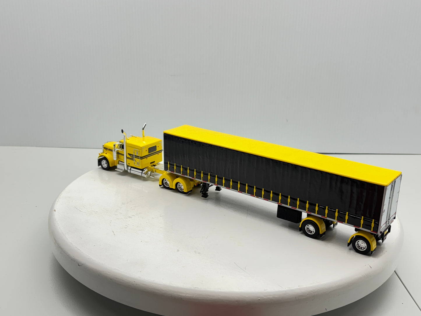 1/64 Peterbilt 63'' Flat Top (Yellow)