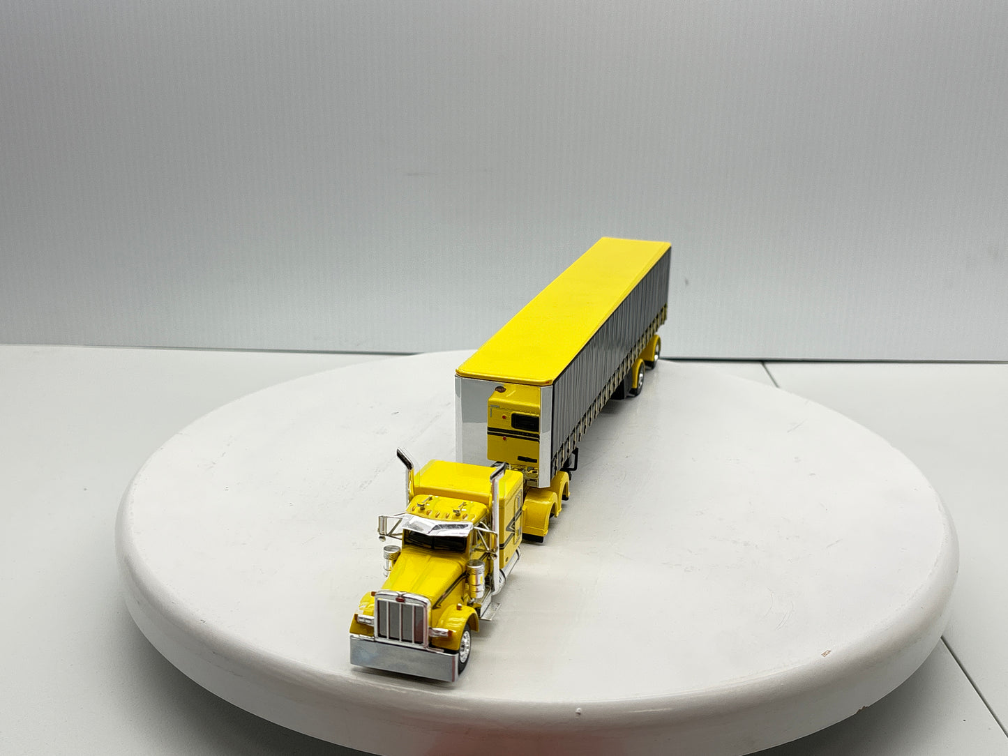 1/64 Peterbilt 63'' Flat Top (Yellow)