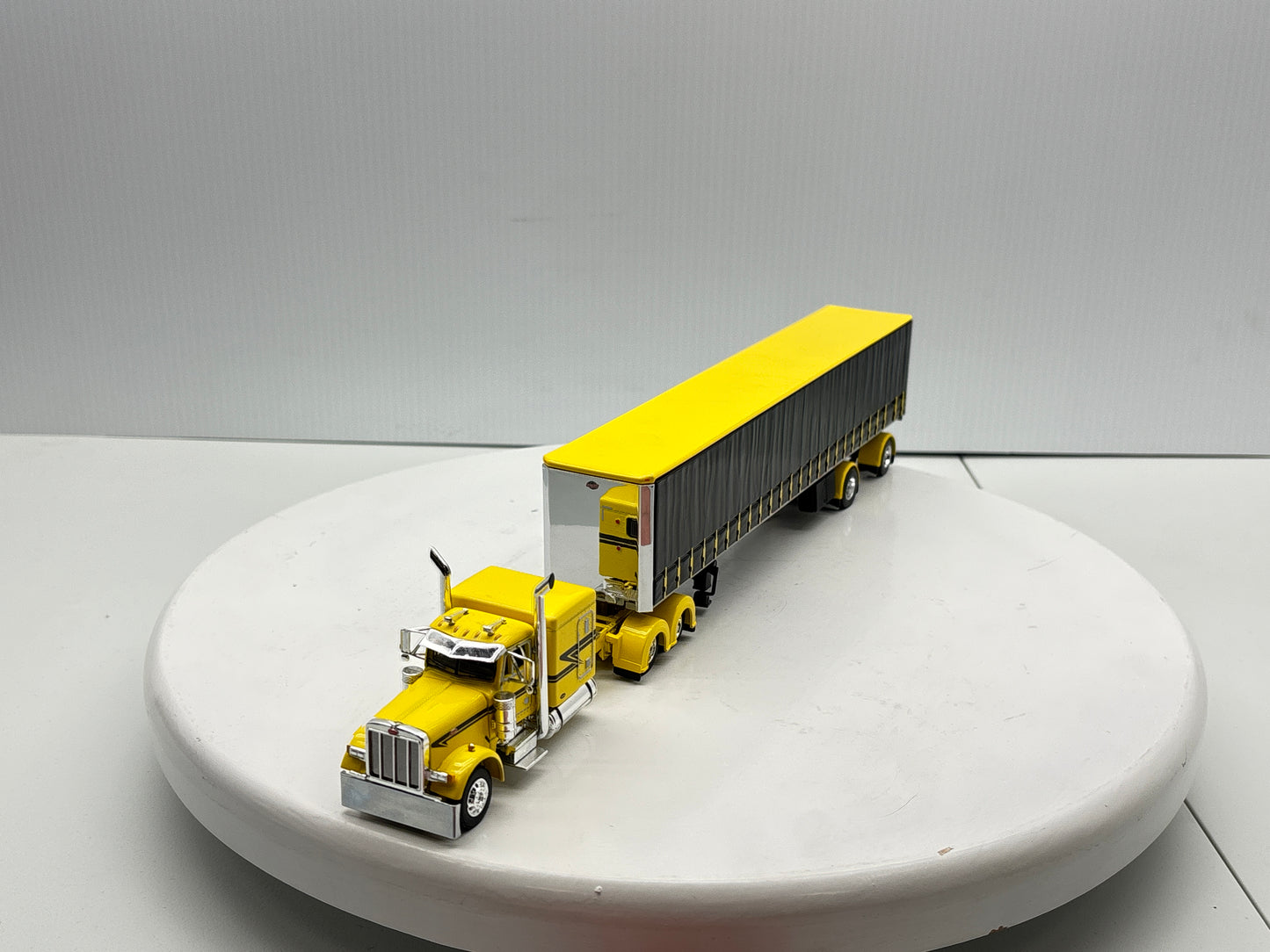 1/64 Peterbilt 63'' Flat Top (Yellow)