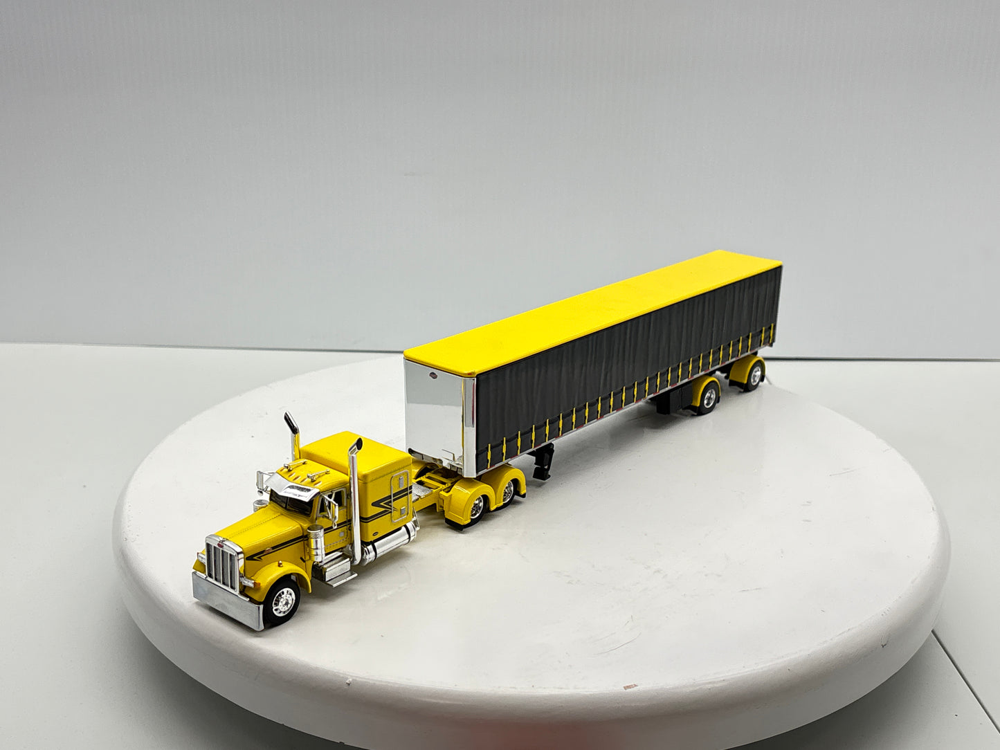1/64 Peterbilt 63'' Flat Top (Yellow)