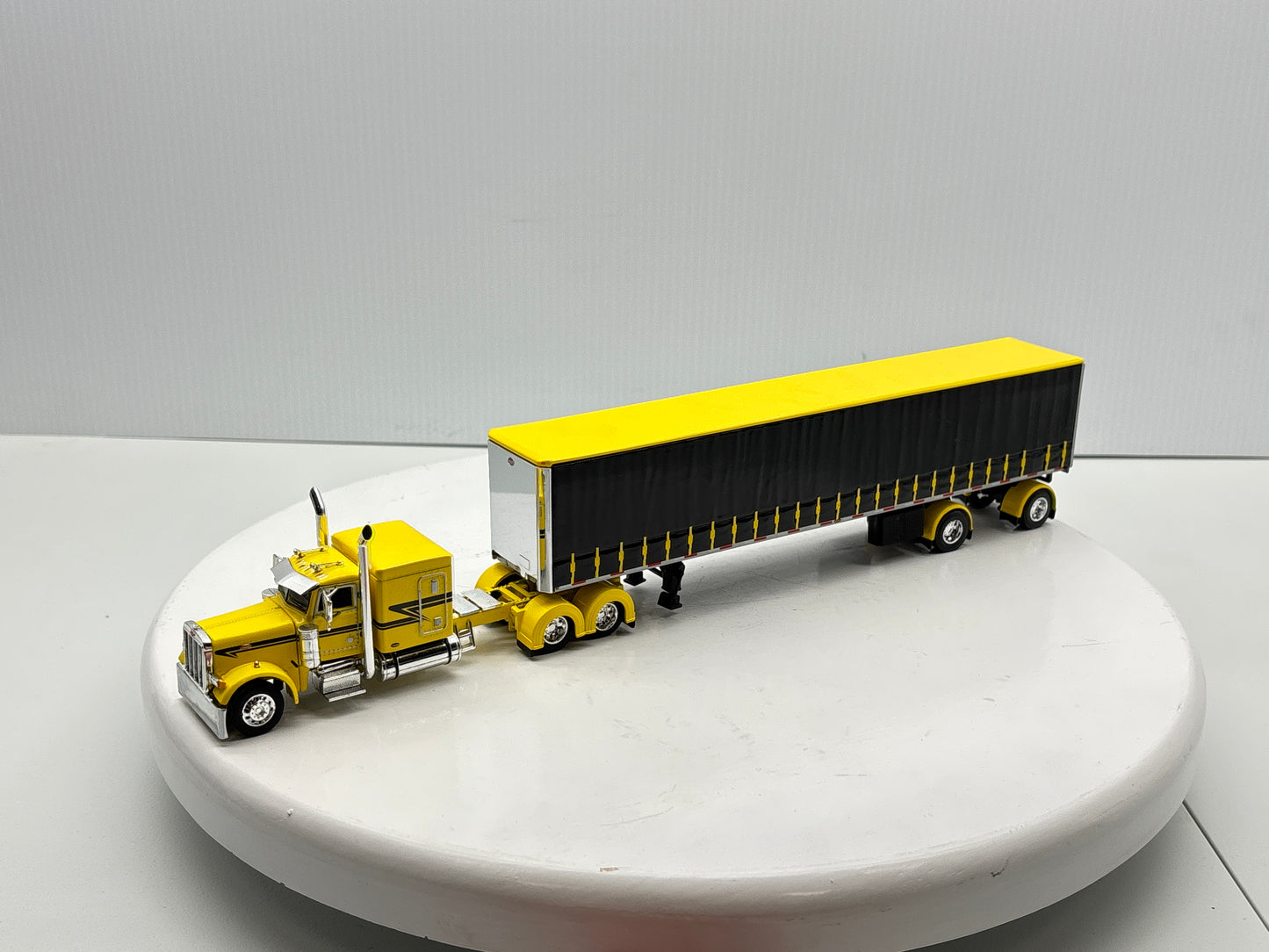 1/64 Peterbilt 63'' Flat Top (Yellow)