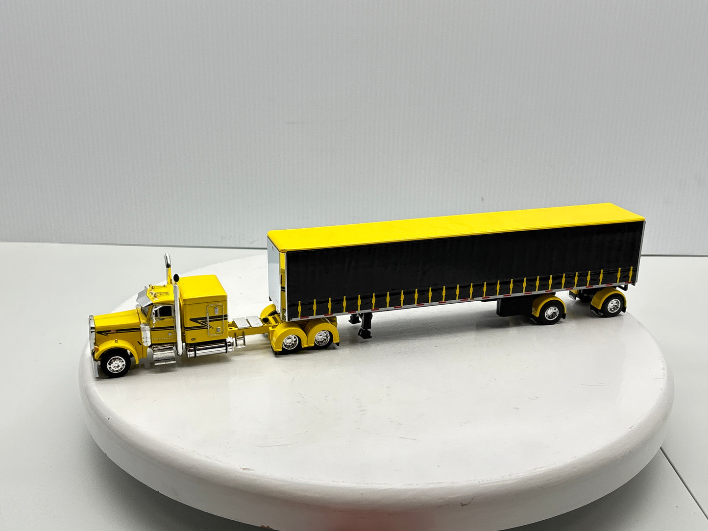 1/64 Peterbilt 63'' Flat Top (Yellow)