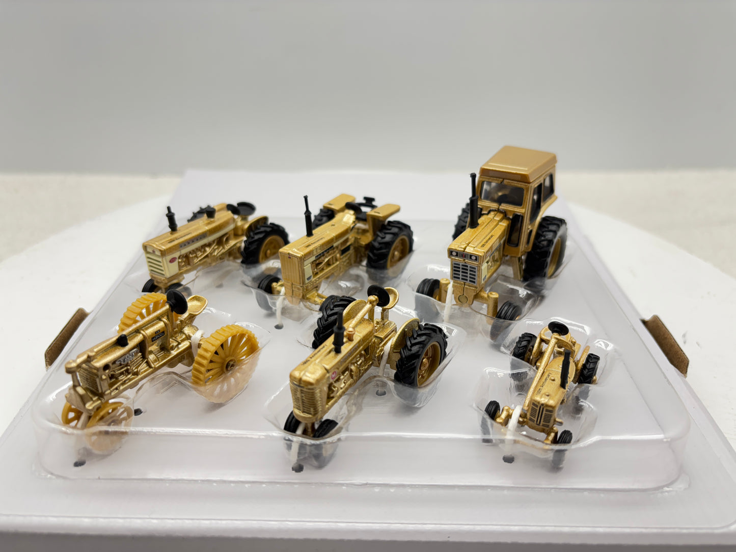 1/64 Case IH Farmall 100th Gold