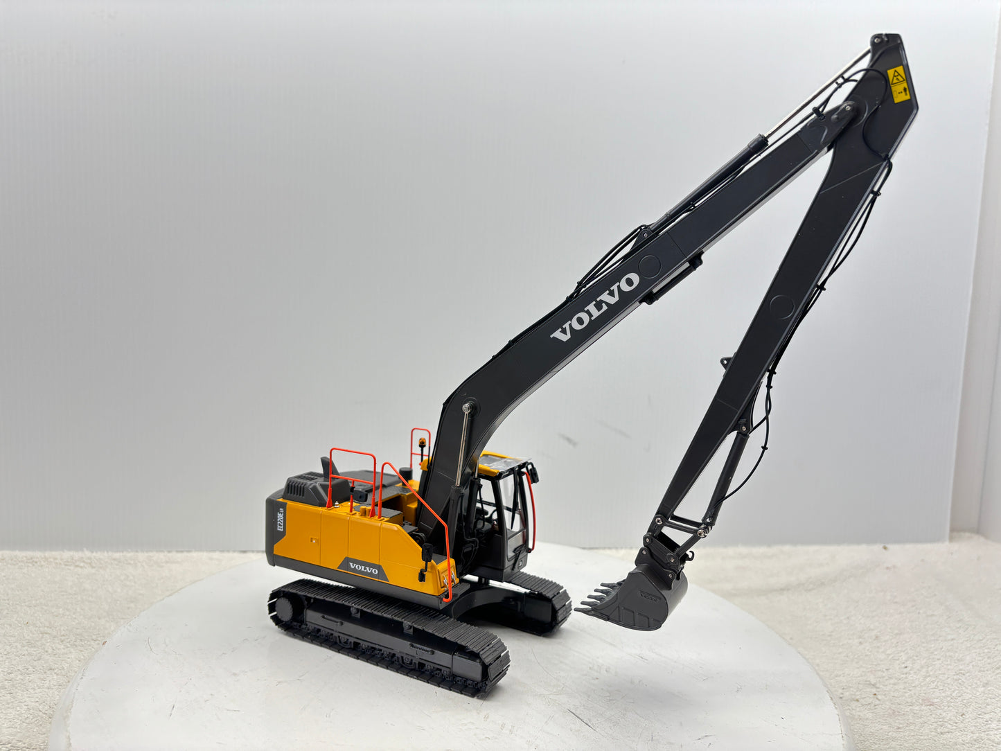 1/32 Volvo EC220ELR