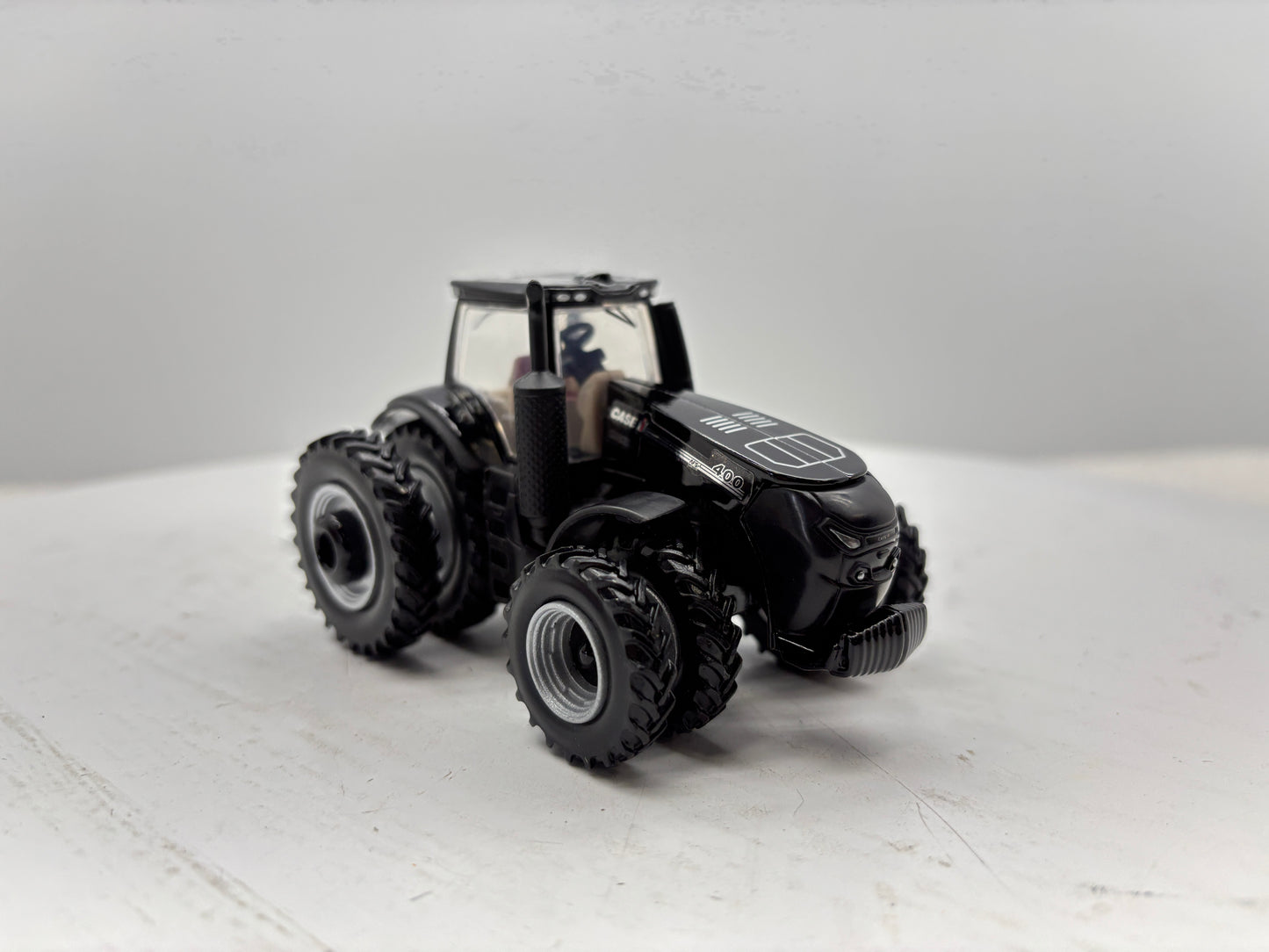 1/64 Case IH Magnum 400 Black