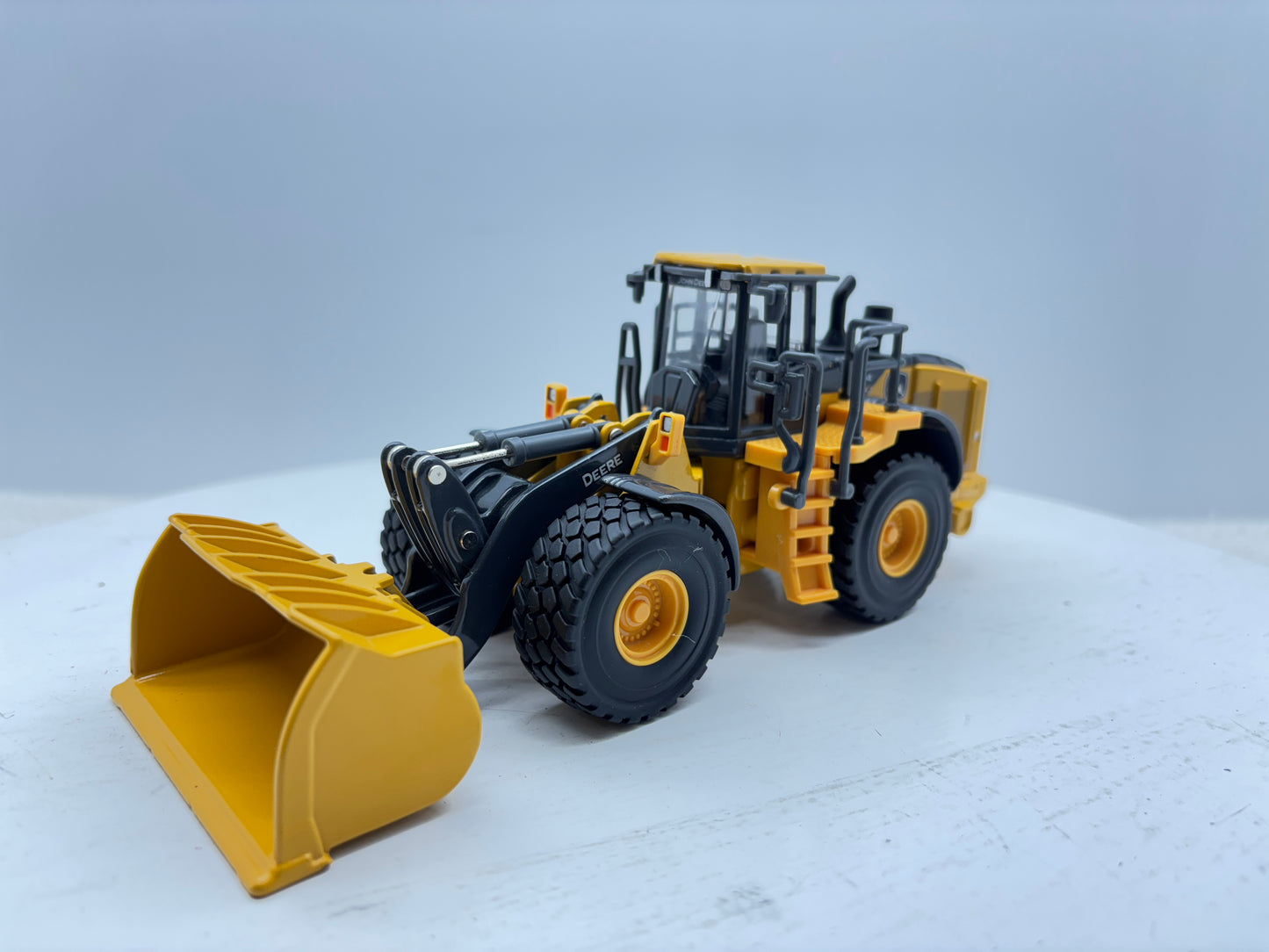 1/50 John Deere 904 P-Tier Prestige