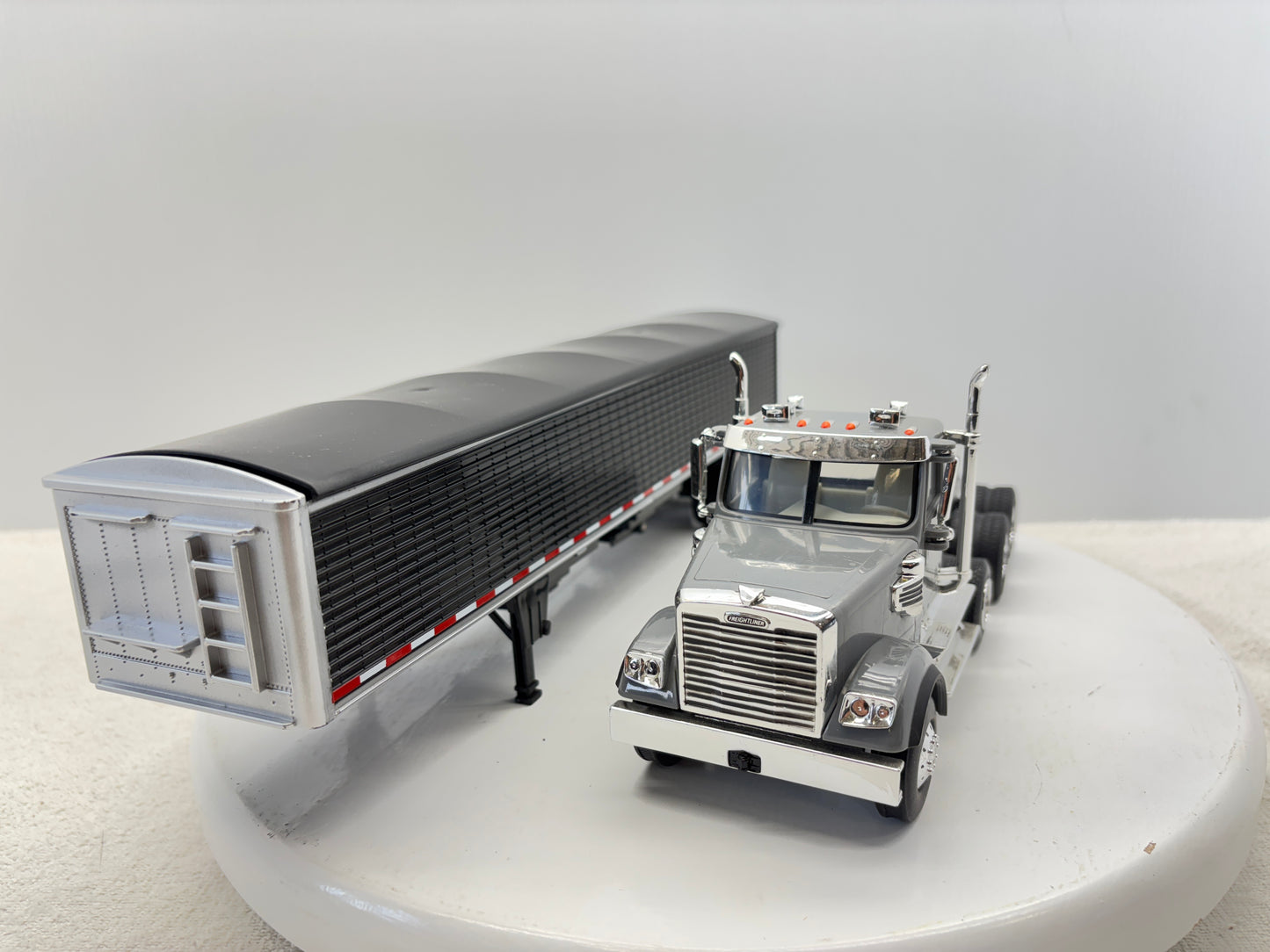 1/32 Freightliner 12250