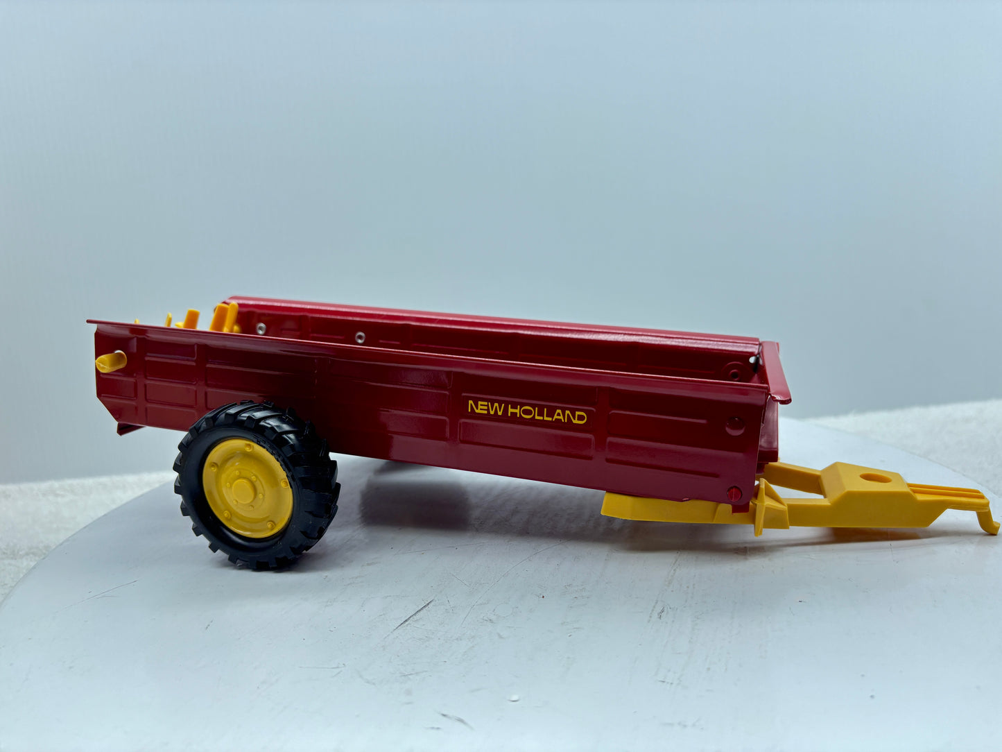 1/16 New Holland Manuve Spreader