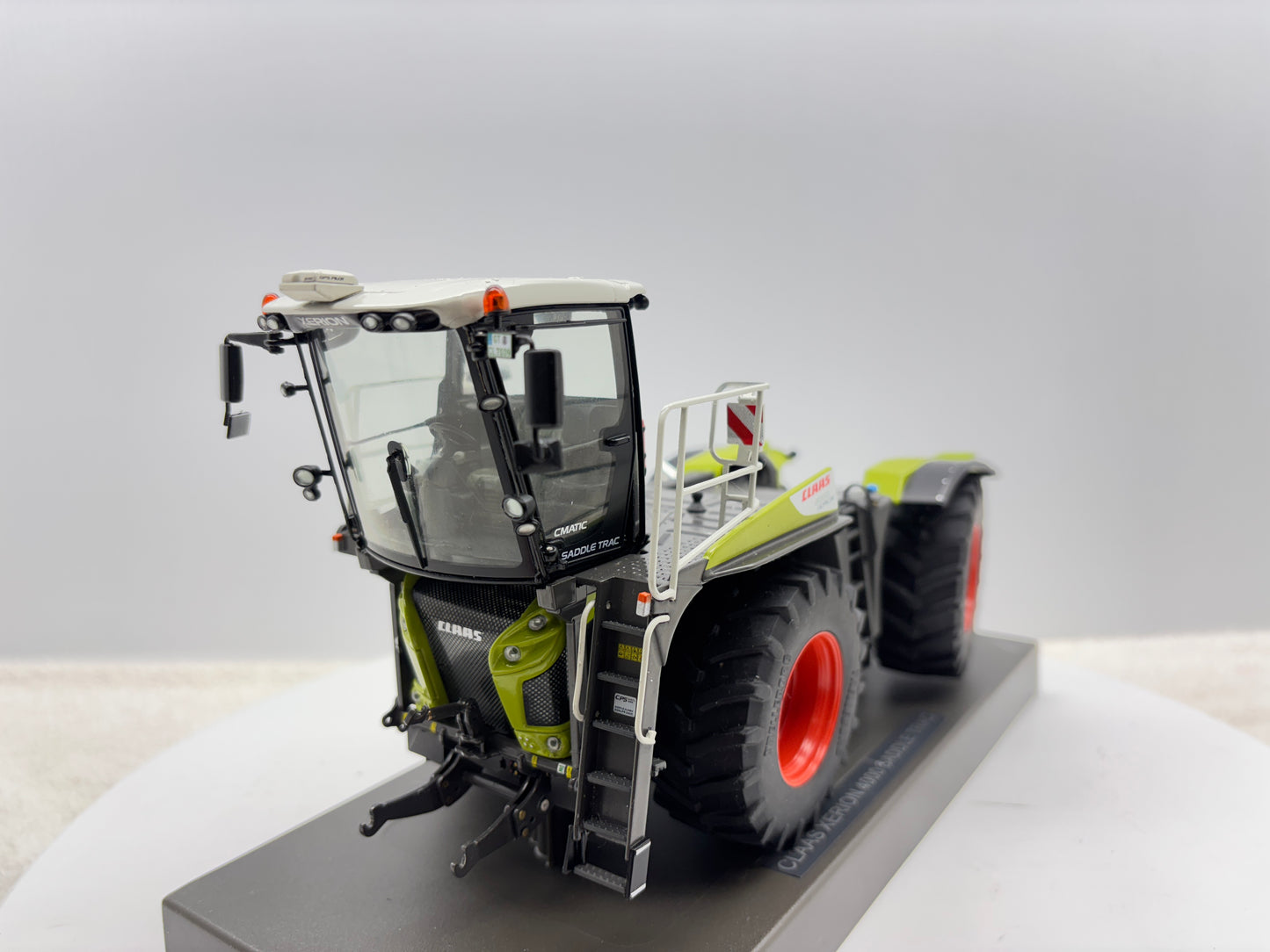 1/32 Claas Xerion 4000 Saddle Trac