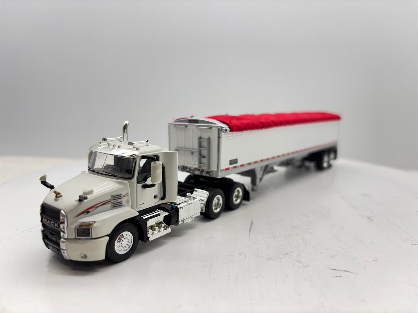 1/64 Mack Anthem White & Red