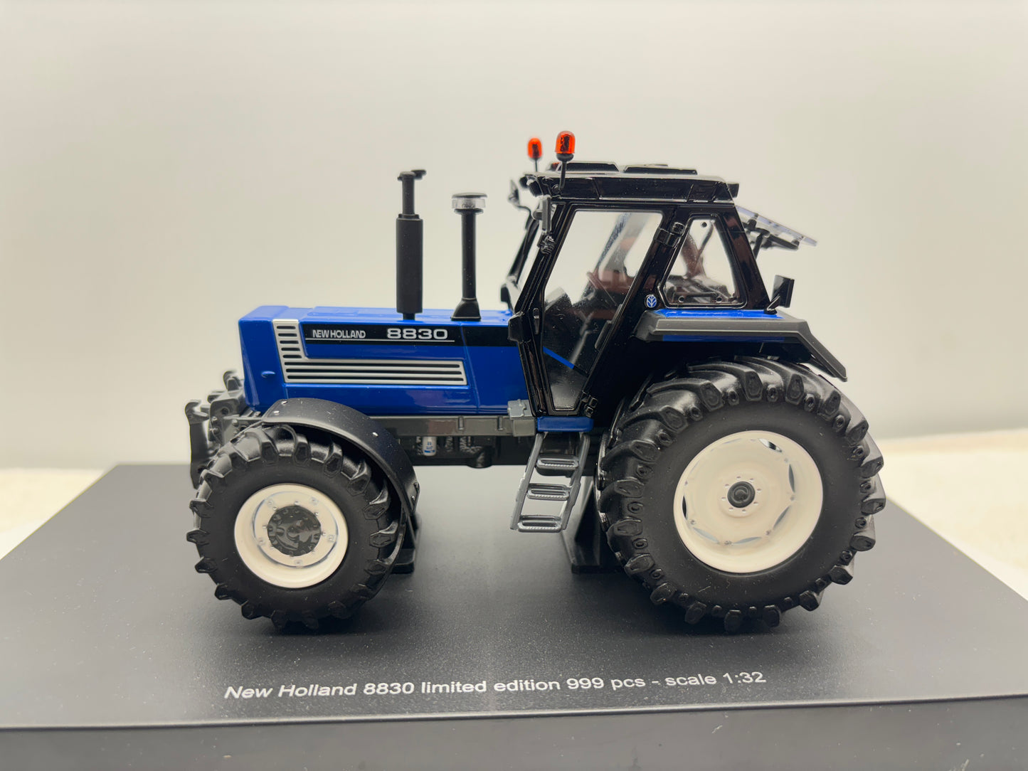 1/32 New Holland 8830