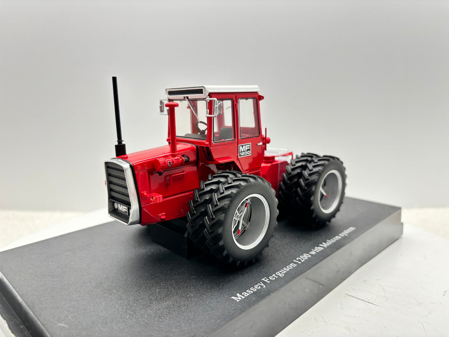 1/32 Massey Ferguson 1200 Molcon