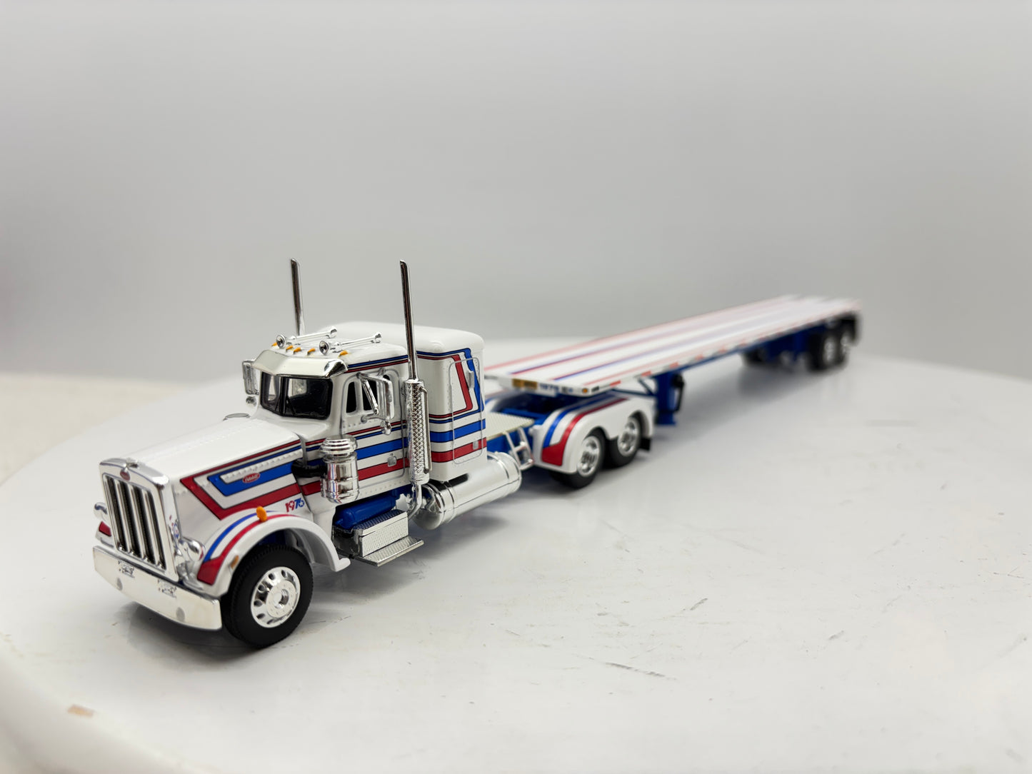 1/64 Peterbilt 359 36'' Flat Top Bicentennial
