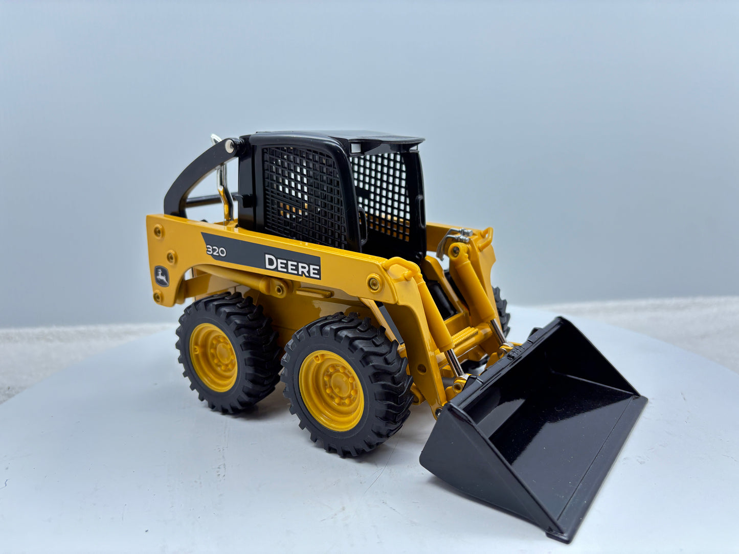1/16 John Deere 320
