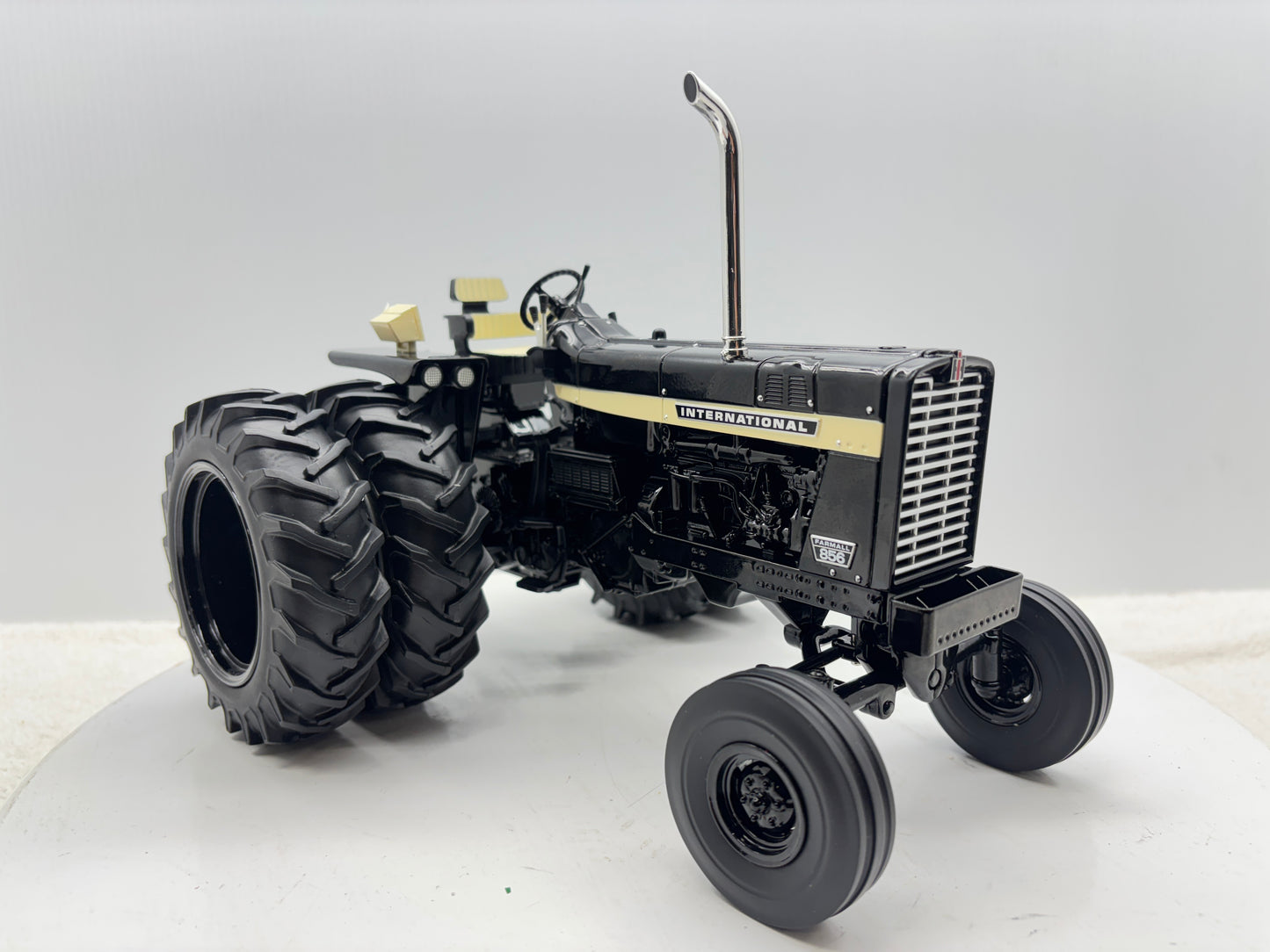 1/16 International 856 Black