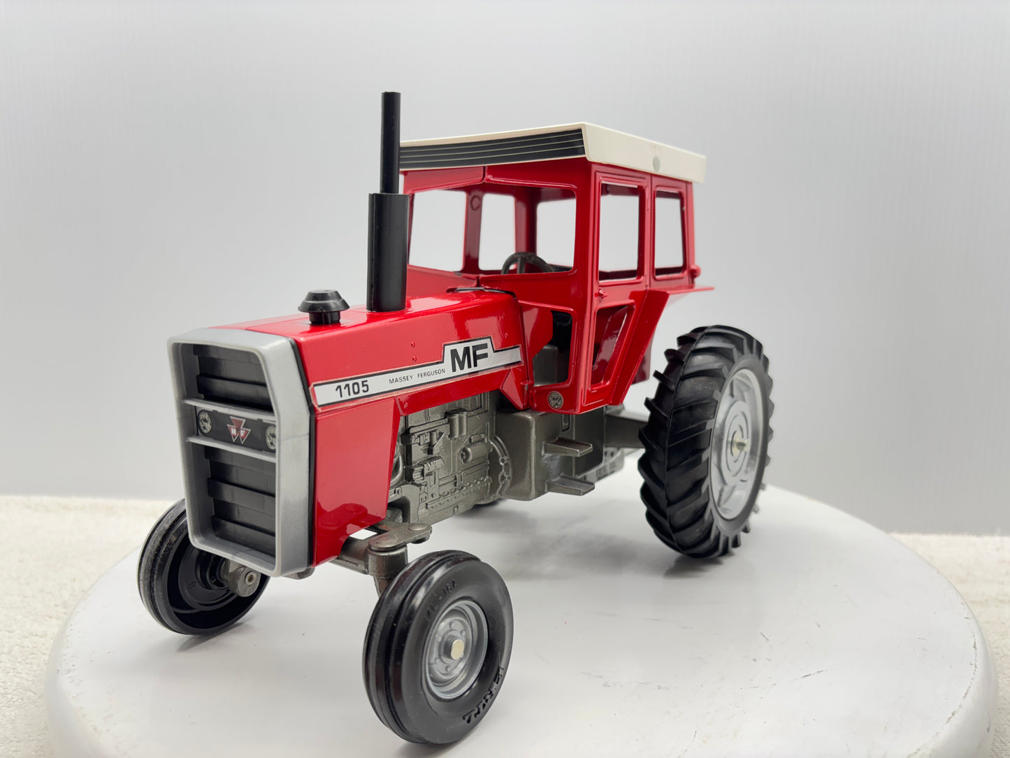 1/16 Massey-Fergusson 1105