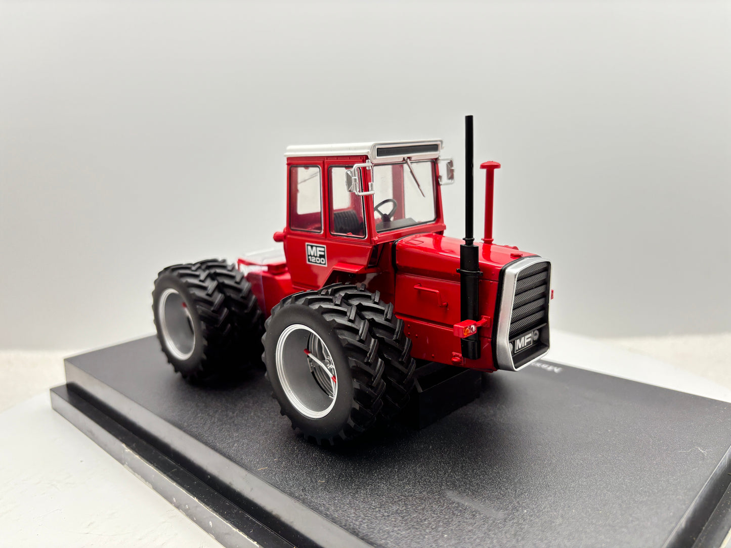 1/32 Massey Ferguson 1200 Molcon