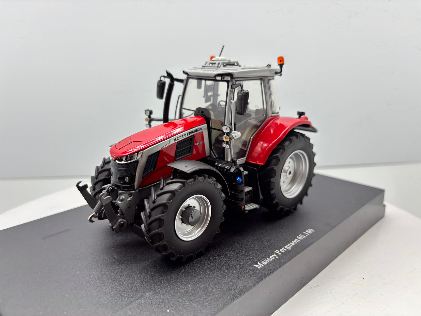 1/32 Massey Ferguson 65.180 Red