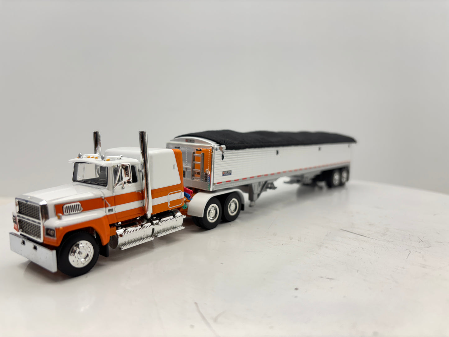 1/64 Ford LTL - 9000