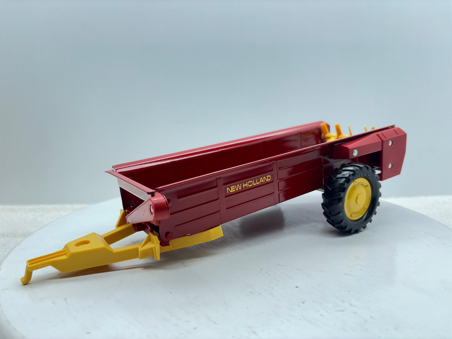 1/16 New Holland Manuve Spreader