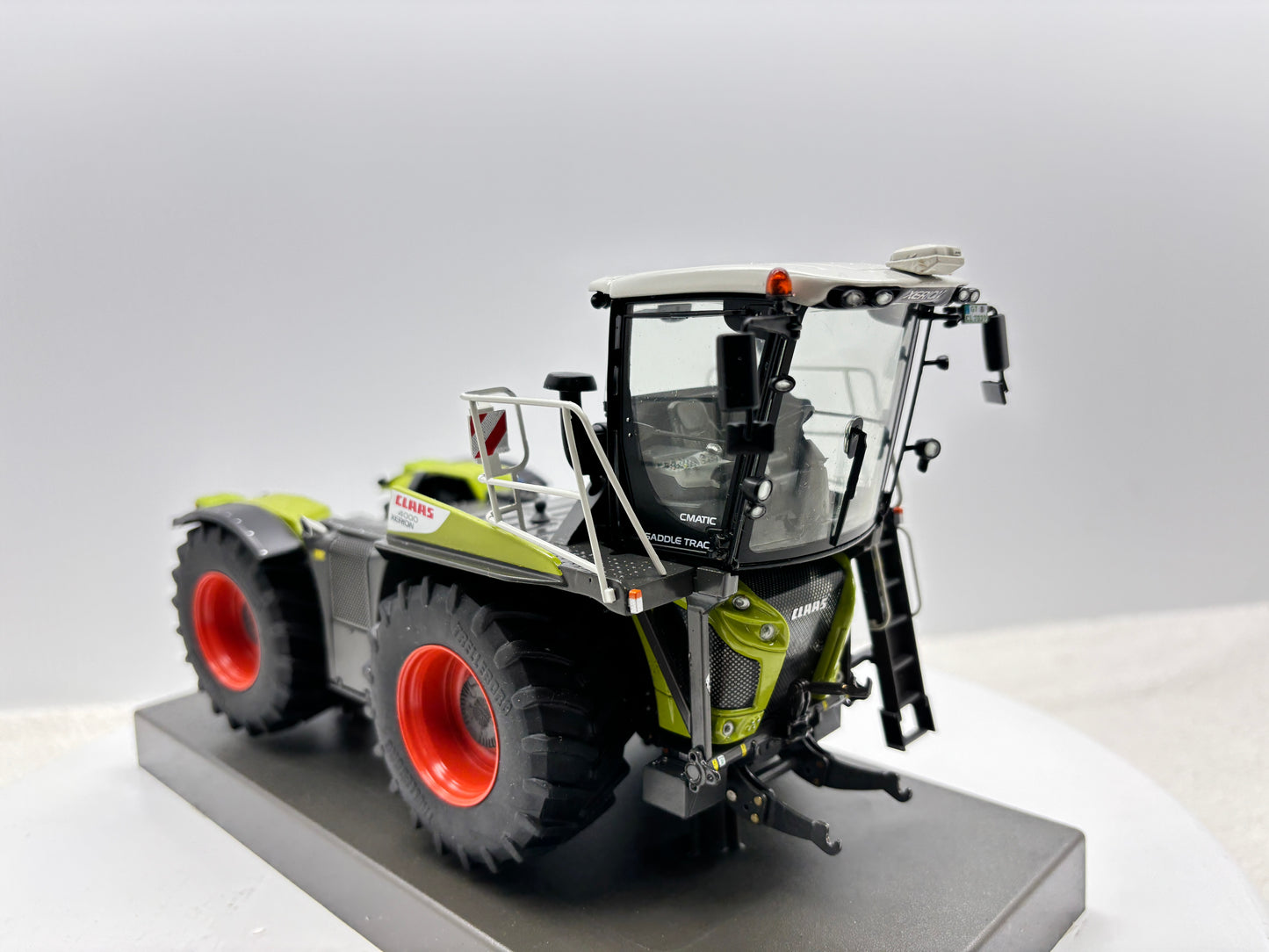 1/32 Claas Xerion 4000 Saddle Trac
