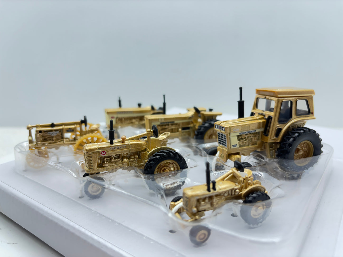 1/64 Case IH Farmall 100th Gold
