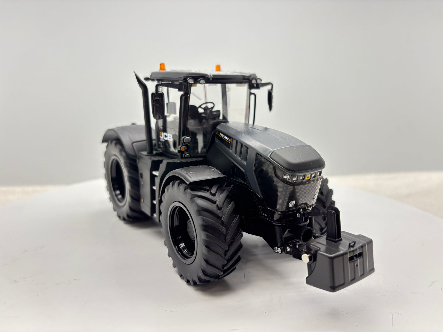 1/32 JCB 8330 Black Stealth