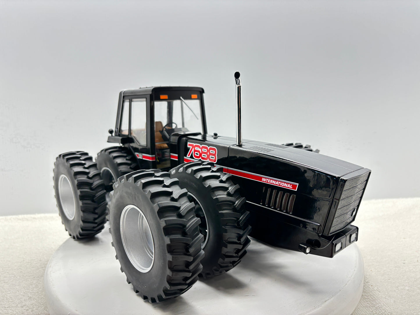 1/16 International 7688 Black