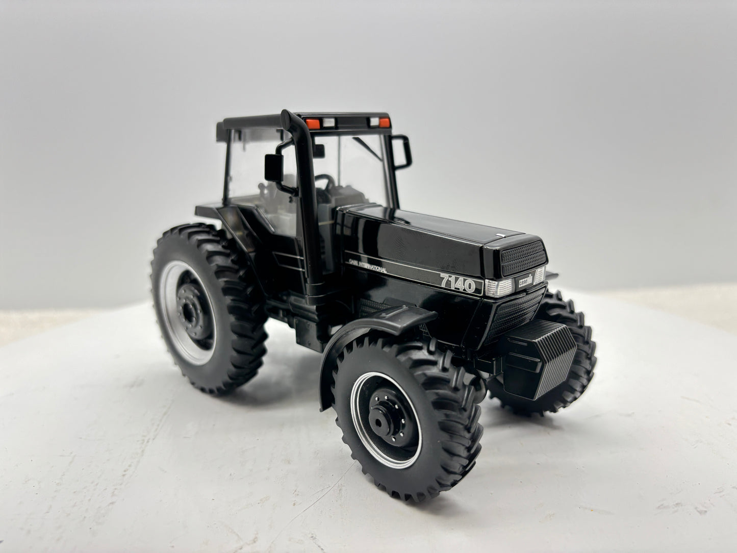 1/32 Case IH Magnum 7140 Black