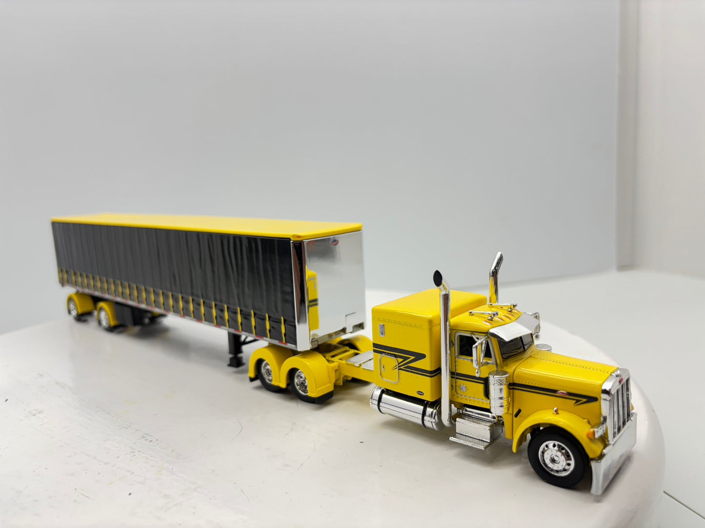 1/64 Peterbilt 63'' Flat Top (Yellow)