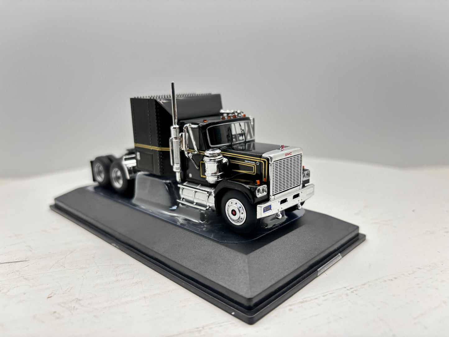 1/64 GMC General Black-Gold
