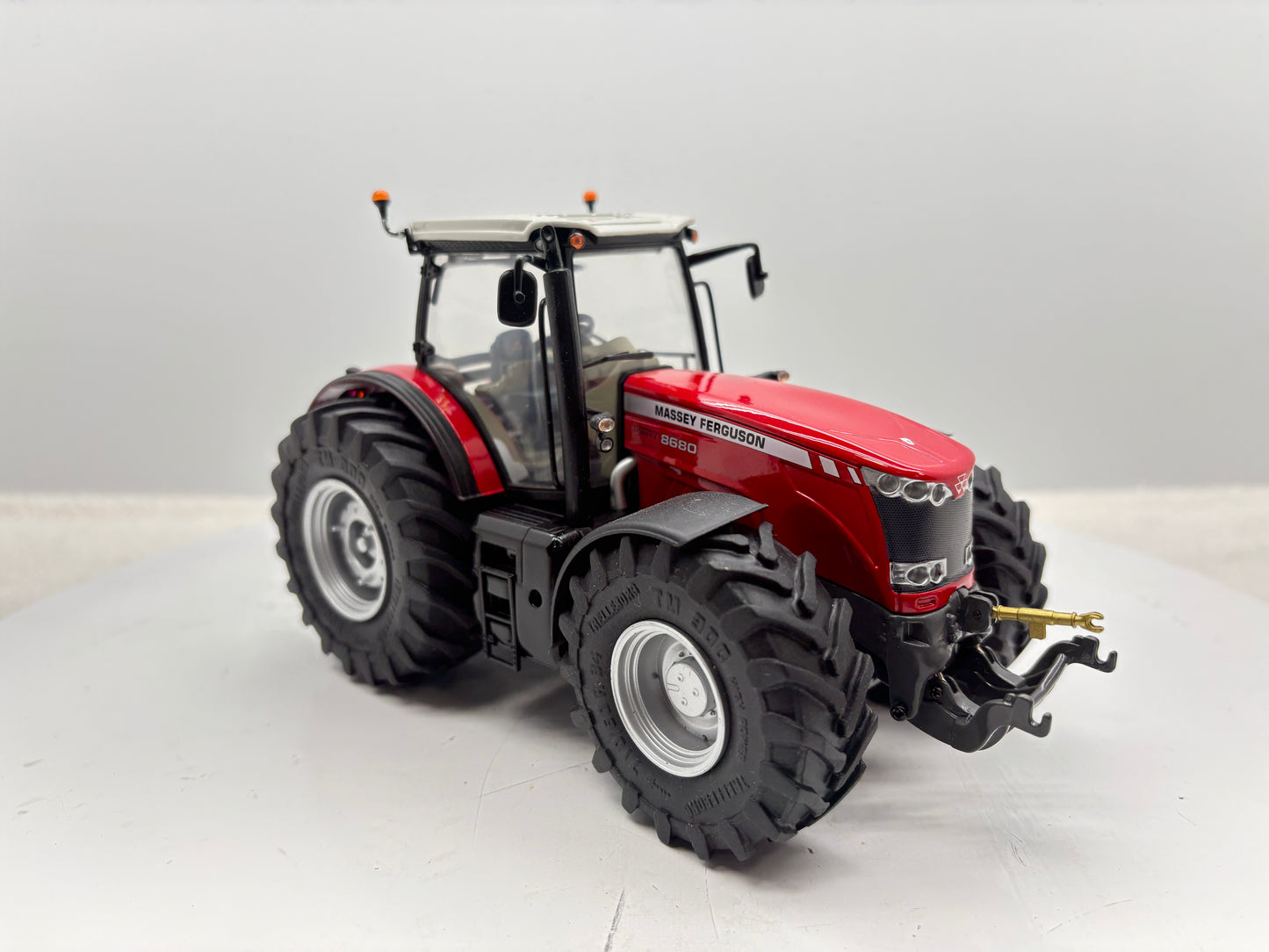 1/32 Massey Ferguson 8680