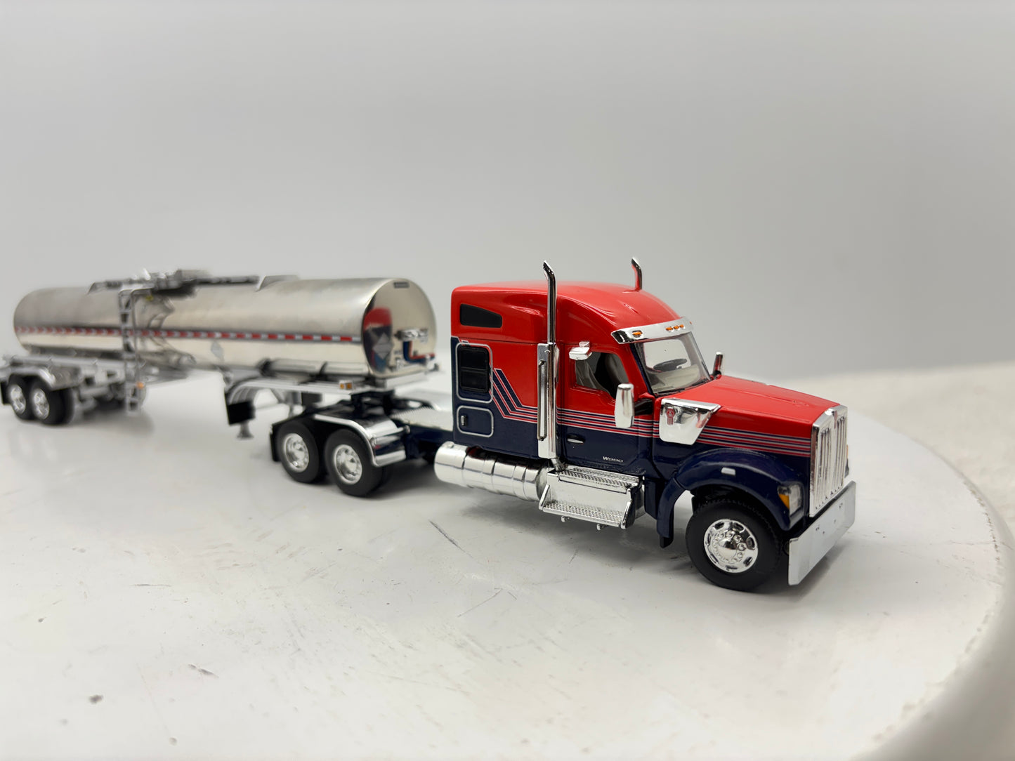 1/64 Kenworth W990 76'' Midroof (Orange-Blue)