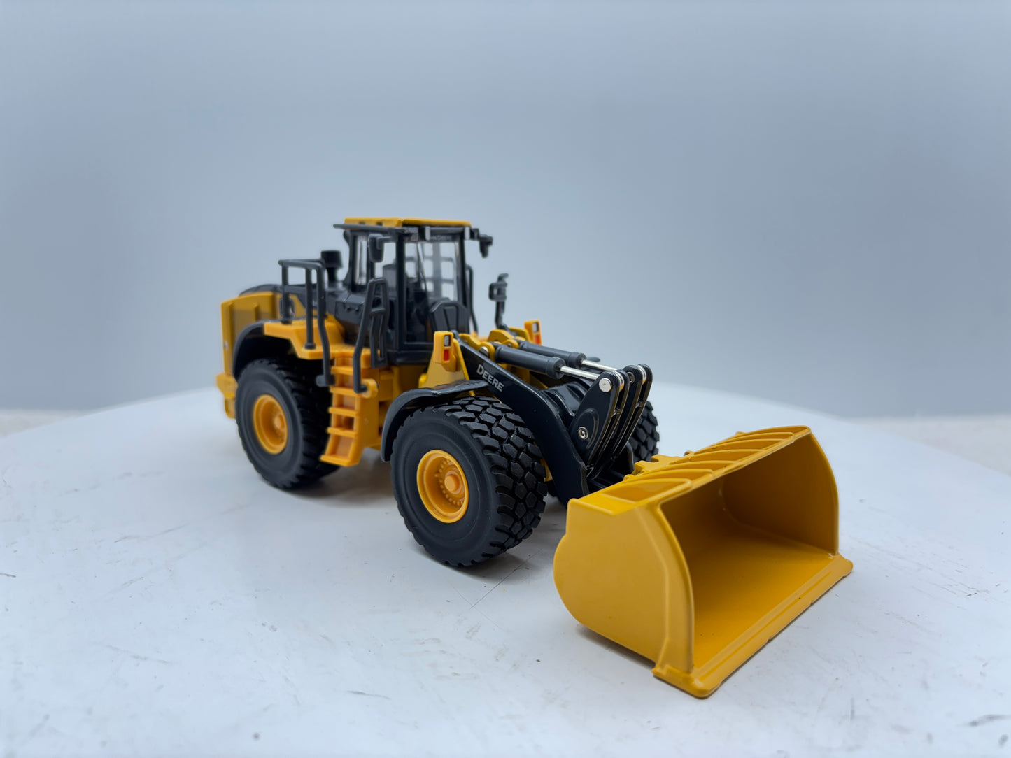 1/50 John Deere 904 P-Tier Prestige