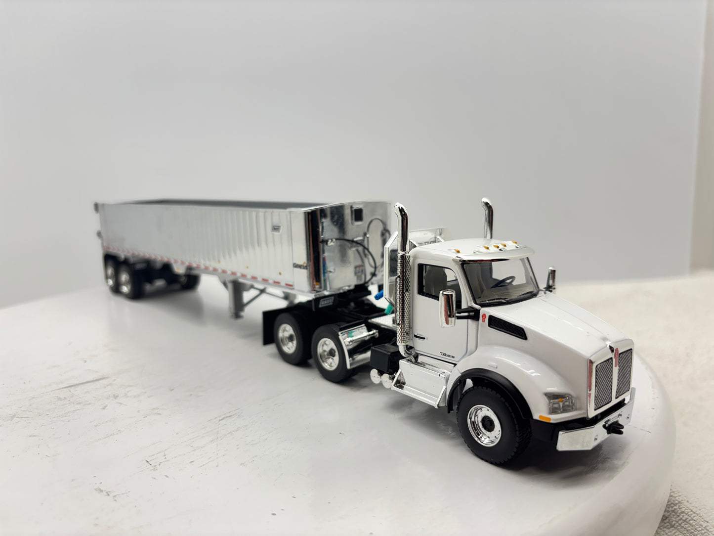 1/50 Kenworth T880 Day Cab (White)
