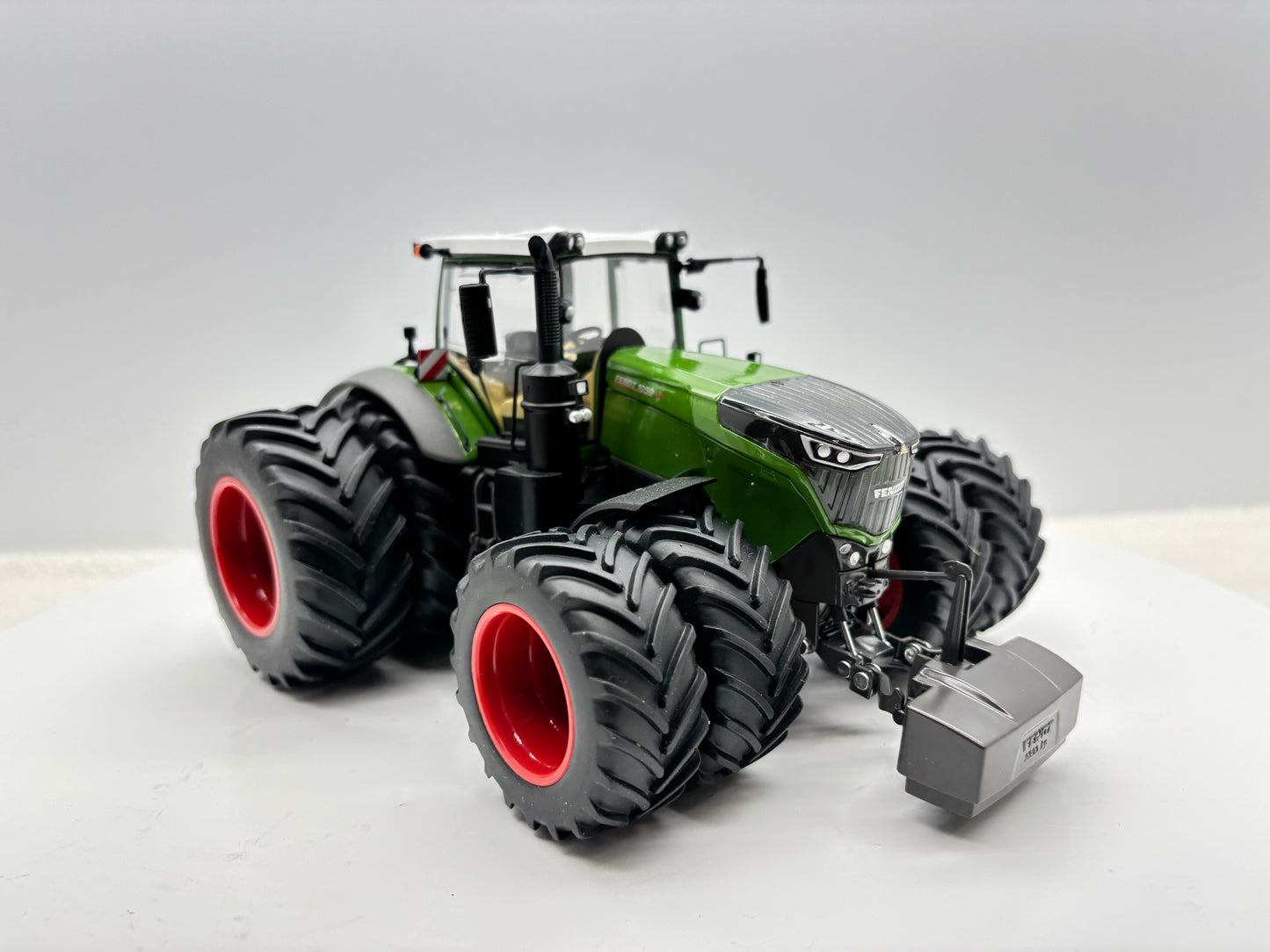1/32 Fendt 1050 Vario Duals