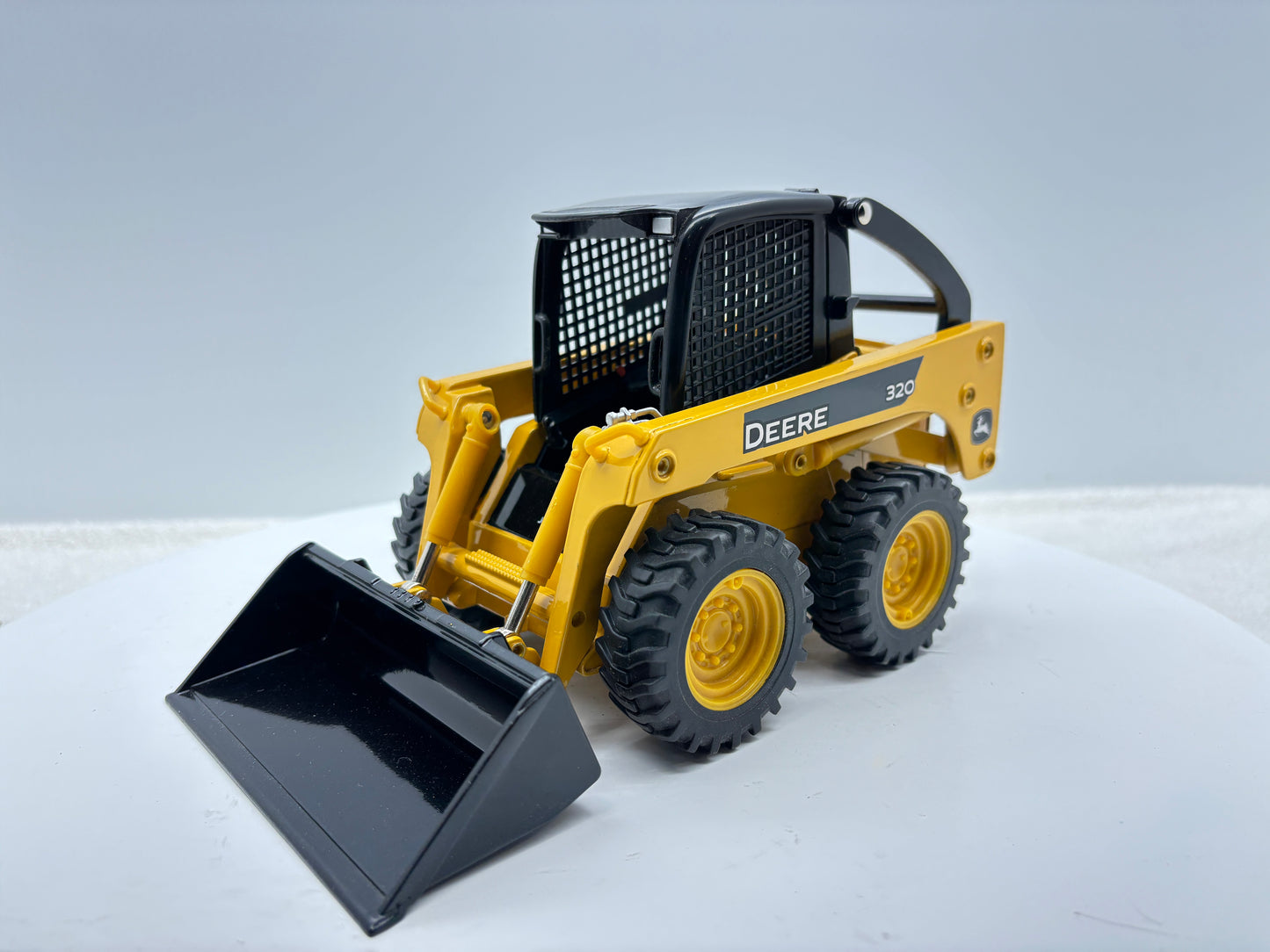 1/16 John Deere 320