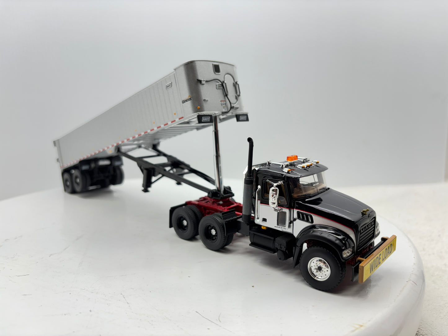 1/50 Mack Granite MP (Silver-Black)