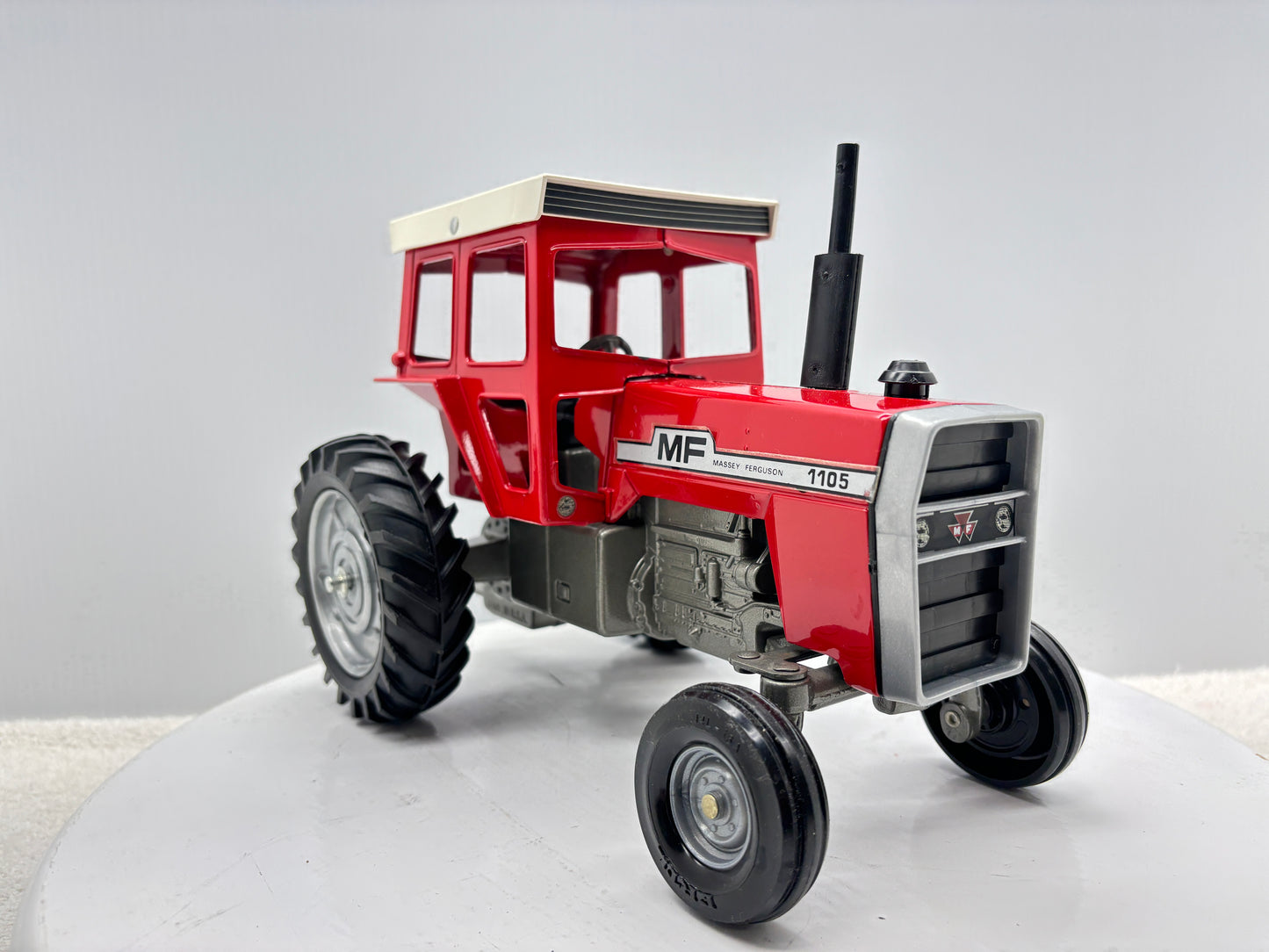 1/16 Massey-Fergusson 1105