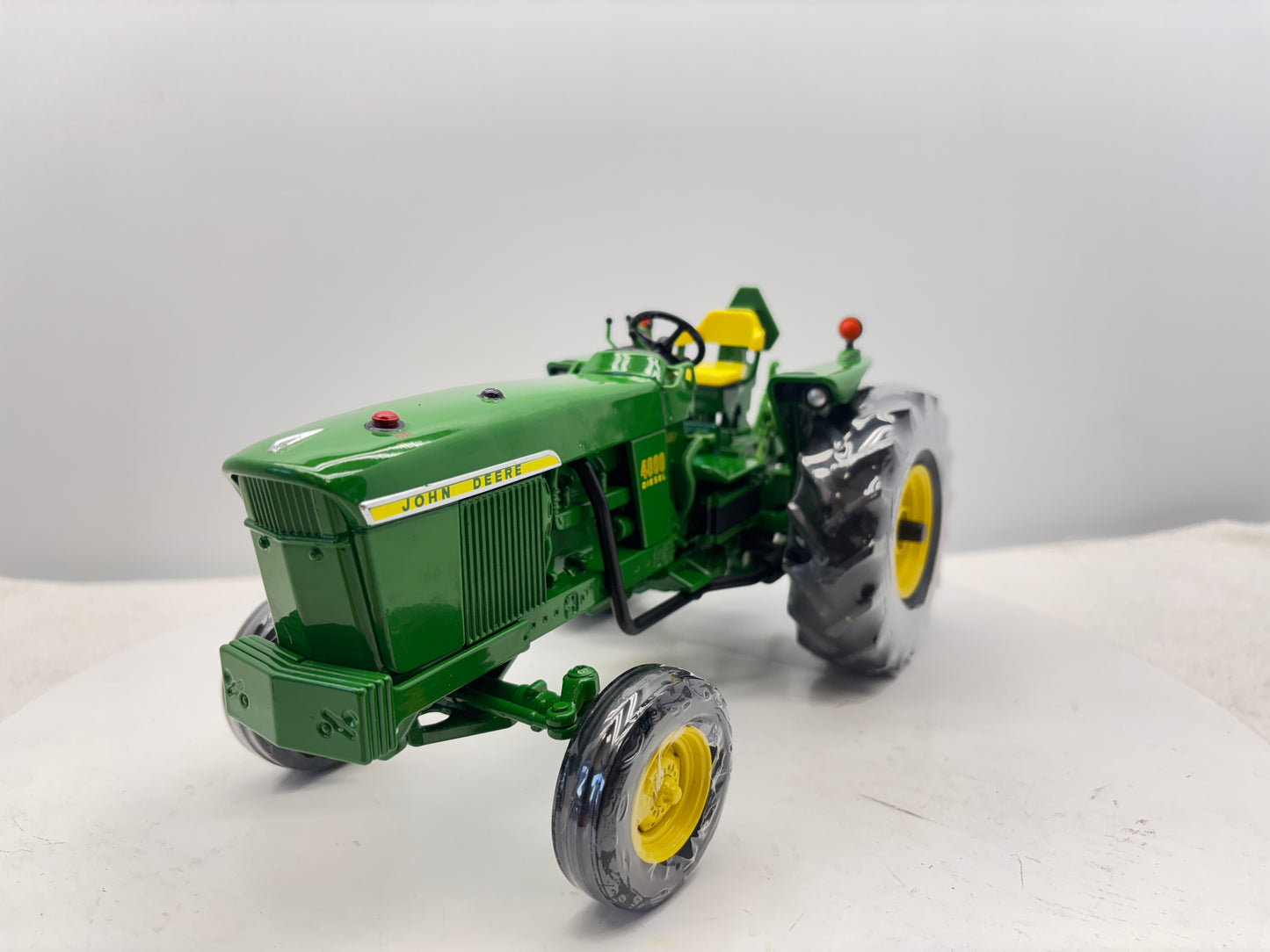 1/16 John Deere 4000 Two Cylinder