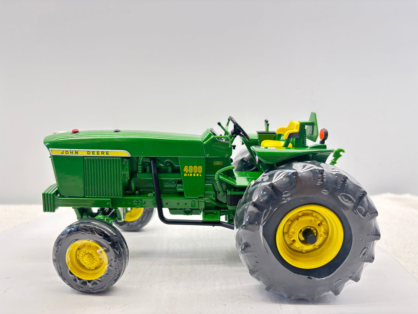 1/16 John Deere 4000 Two Cylinder