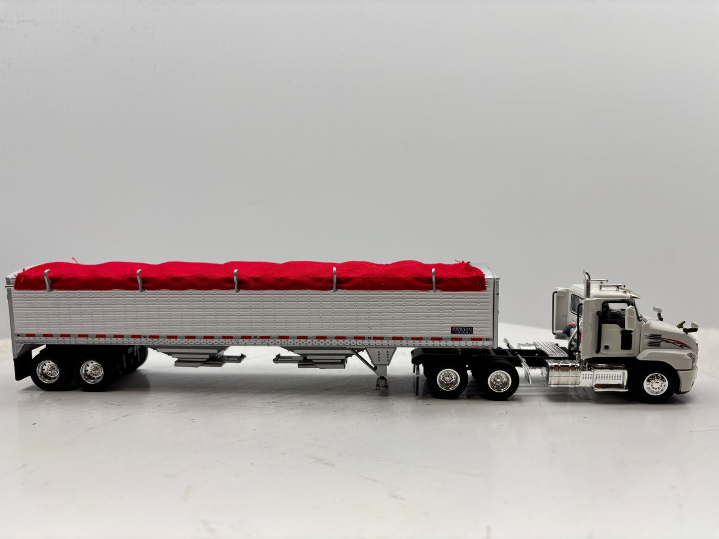 1/64 Mack Anthem White & Red