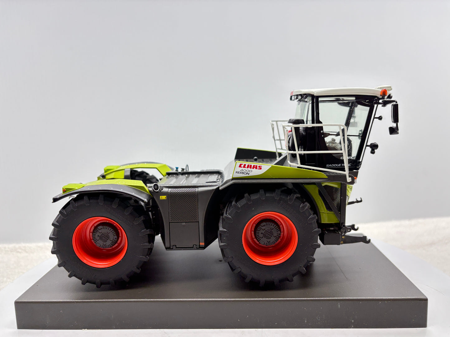 1/32 Claas Xerion 4000 Saddle Trac