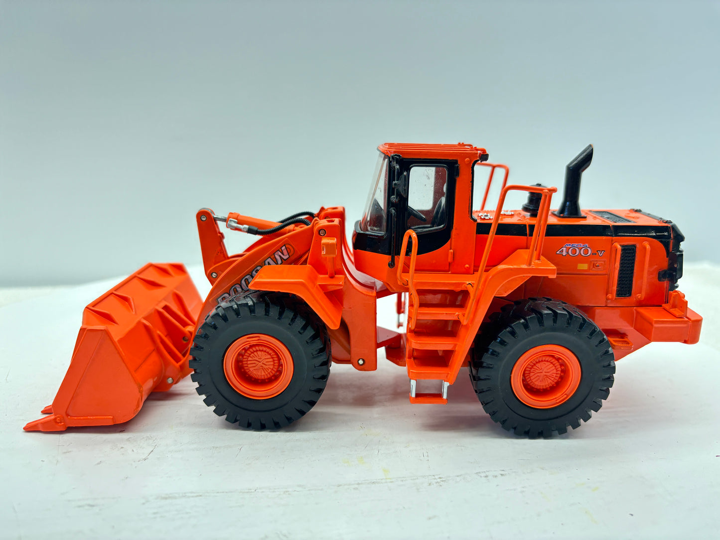 1/40 Doosan 400V Wheel Loader