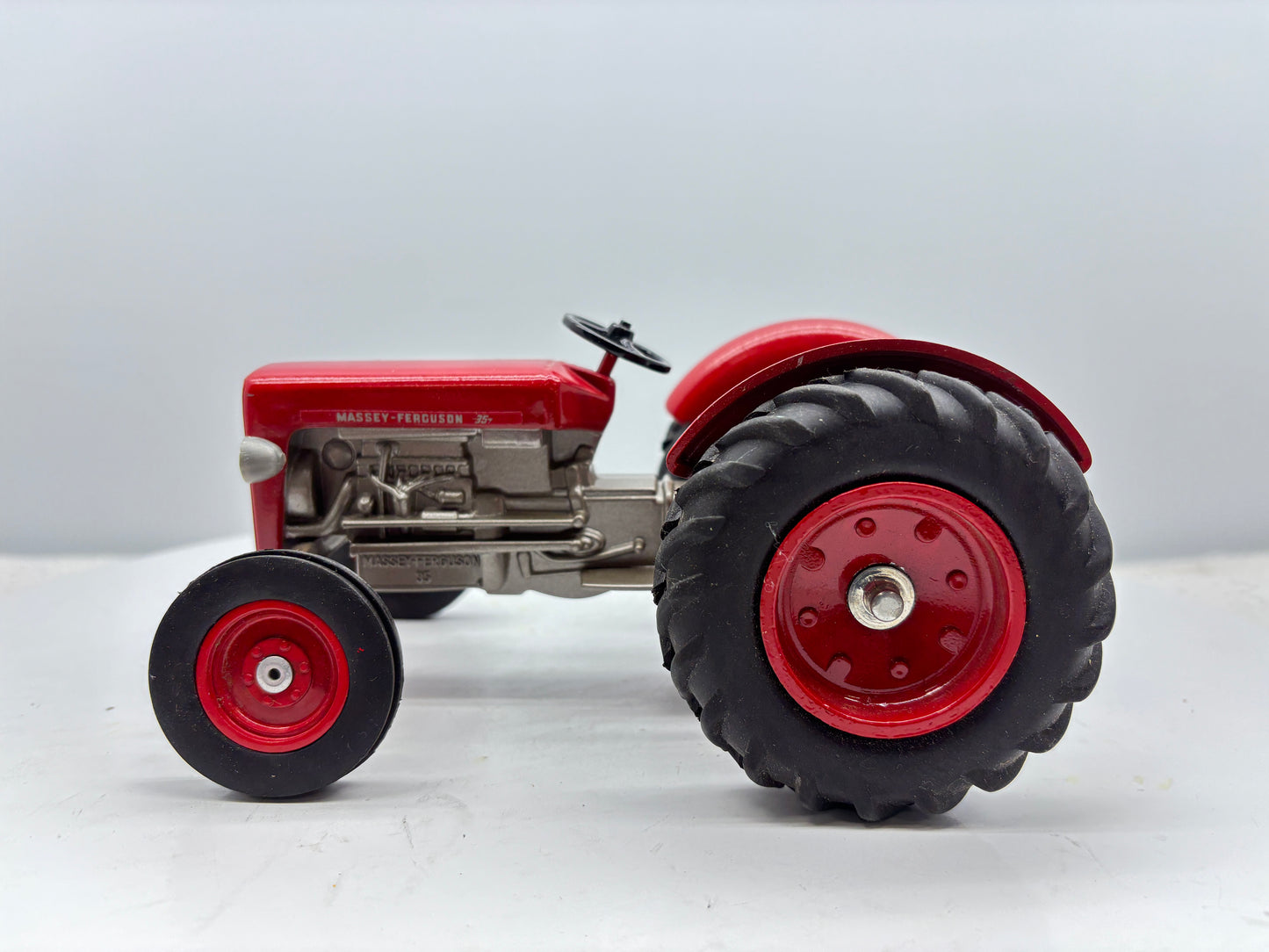 1/16 Massey Ferguson 35 Collectors Edition